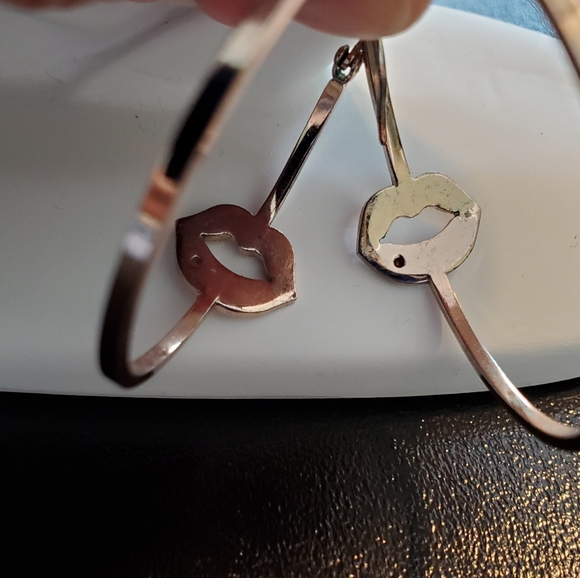 Betsey Johnson Rose Gold Tone Metal Lips Hoops - Picture 5 of 5